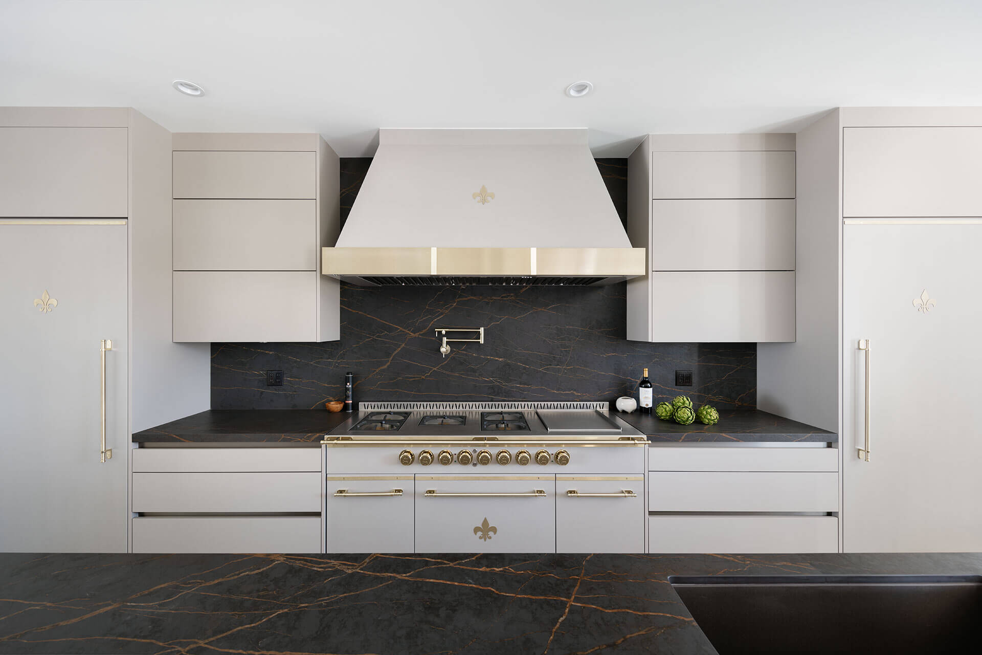 White Luxury Kitchen Ranges Golden Burners and Handles, White Wall Cabinets and Kitchen Hood