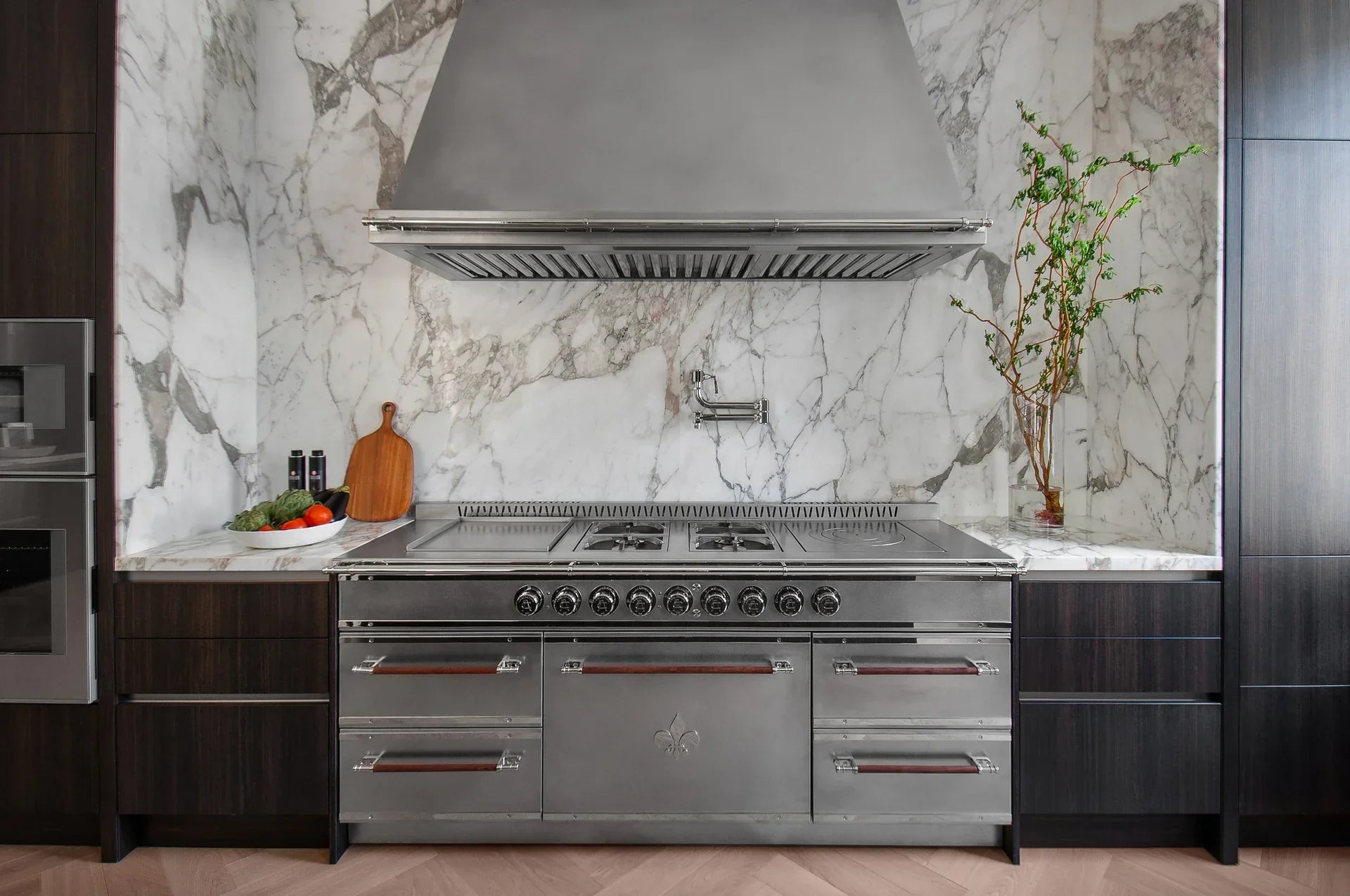 Custom Kitchen Islands with Cooktops vs. Kitchen Ranges