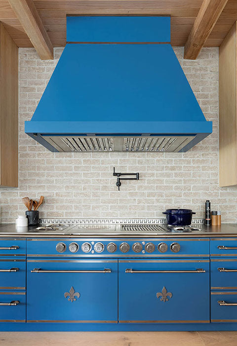 Blue Luxury Kitchen Ranges Between Wooden Base and Wall Cabinets