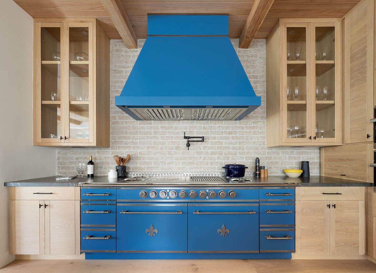 Blue Luxury Kitchen Ranges Between Wooden Base and Wall Cabinets